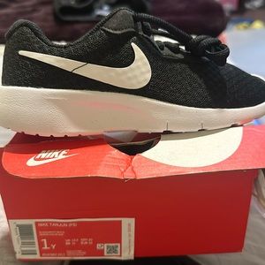 Brand NEW Nike Tanjun kids running shoes